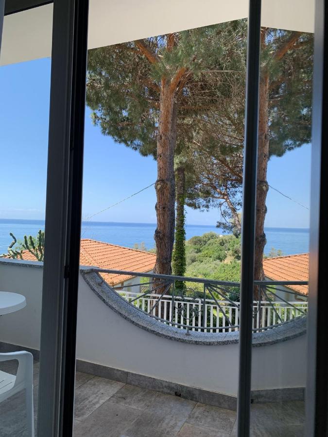 Hotel Mercurio Sul Mare - Fish Restaurant And Private Beach Капо Ватикано Екстериор снимка